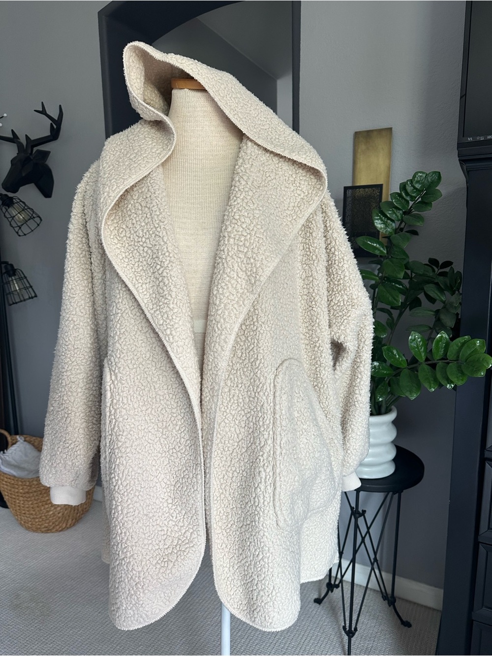 UnHide Hooded Teddy Jacket in Cream size medium - Picture 3 of 12